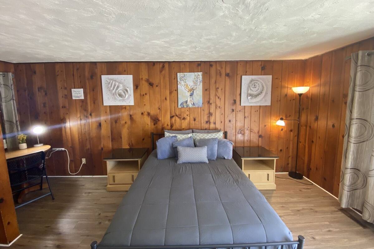 Economy Cabin | Premium bedding, WiFi (free), individually decorated, bed sheets