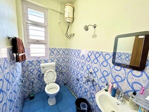 Douche, sĂšche-cheveux, bidet, serviettes fournies