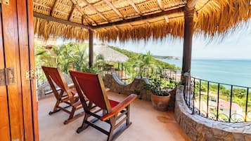 Executive Suite With Sea View | Hiên