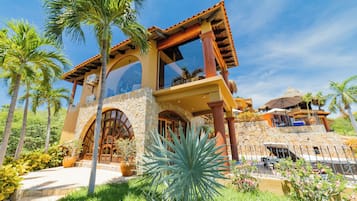 Vista frontal de la propiedad