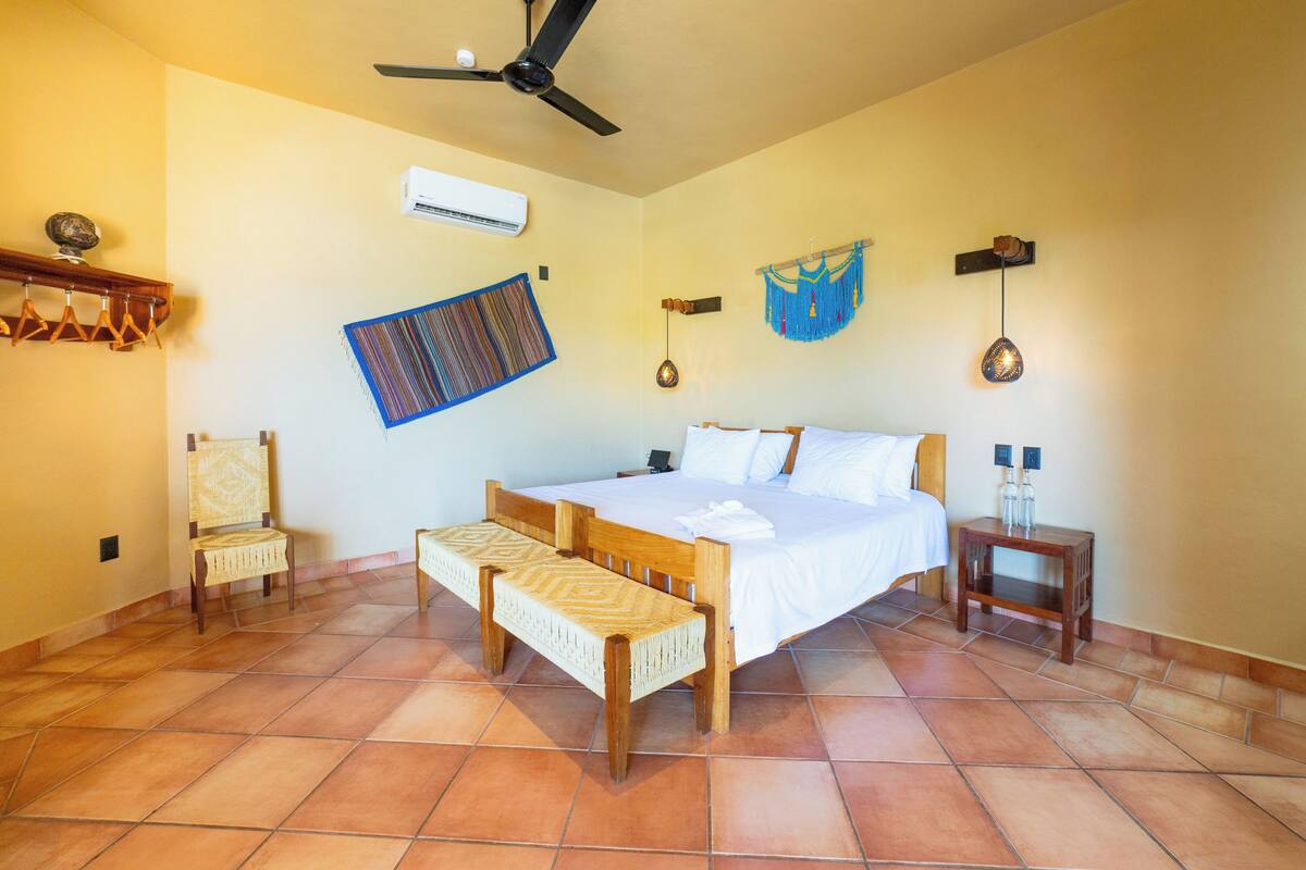 King Room With Sea View | Seprai premium, minibar, brankas, dan kedap suara