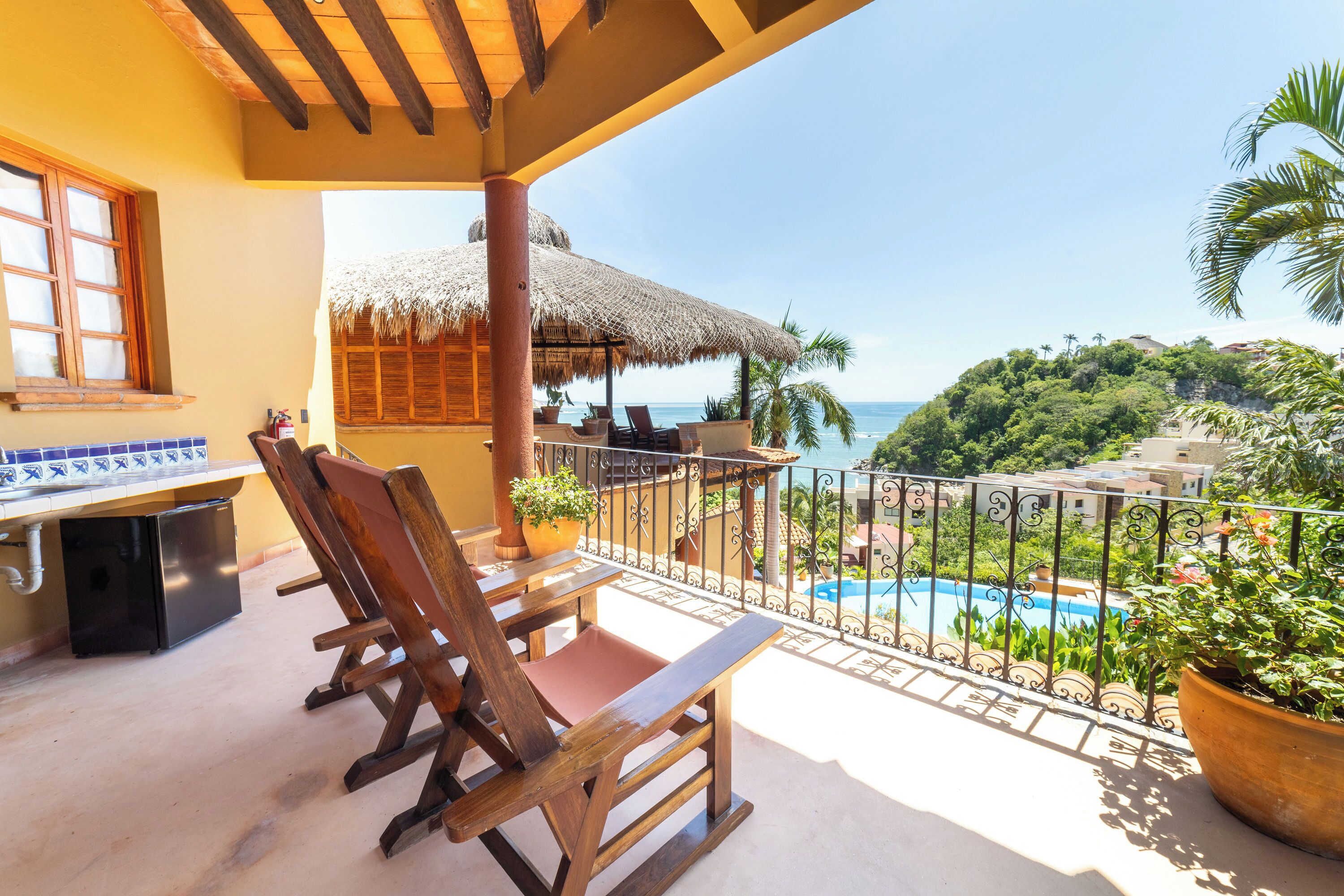 King Room With Sea View And Balcony | Zona de estar | Una tableta, una estación de conexión para MP3