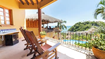 King Room With Sea View And Balcony | Zona de estar | Una tableta, una estación de conexión para MP3