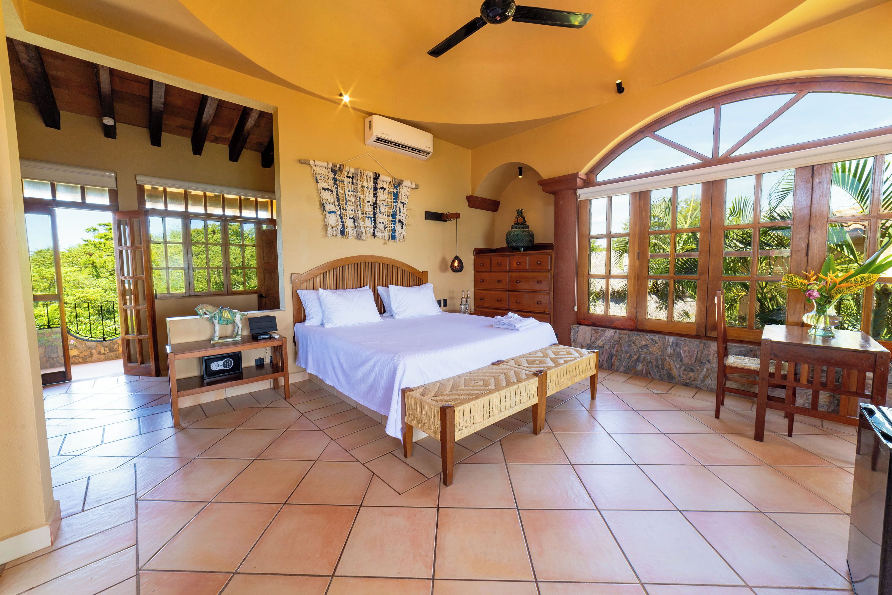 Executive Suite With Sea View | Ropa de cama de alta calidad y minibar 