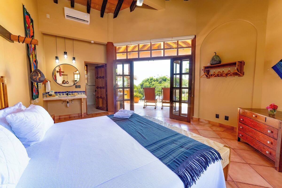 King Room With Sea View And Balcony | Seprai premium, minibar, brankas, dan kedap suara