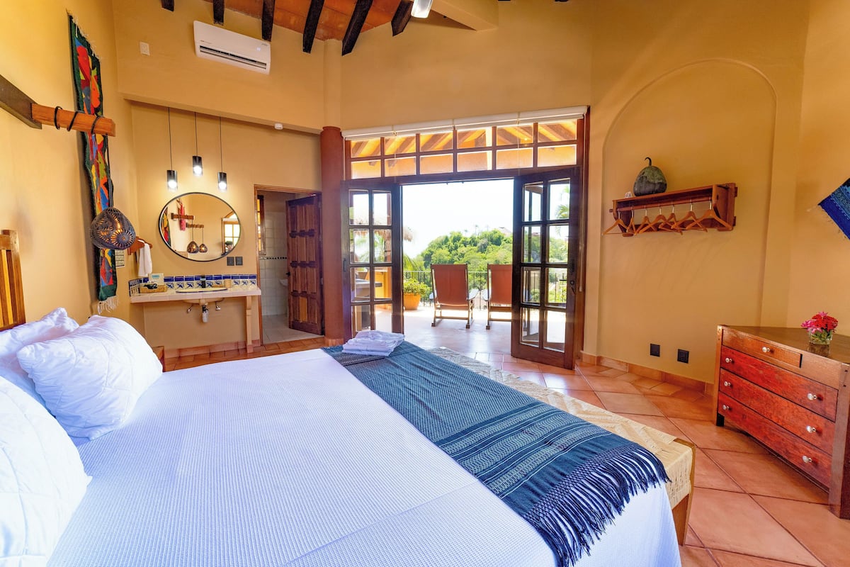 King Room With Sea View And Balcony | Luxe beddengoed, een minibar, een kluis op de kamer, geluiddichte muren