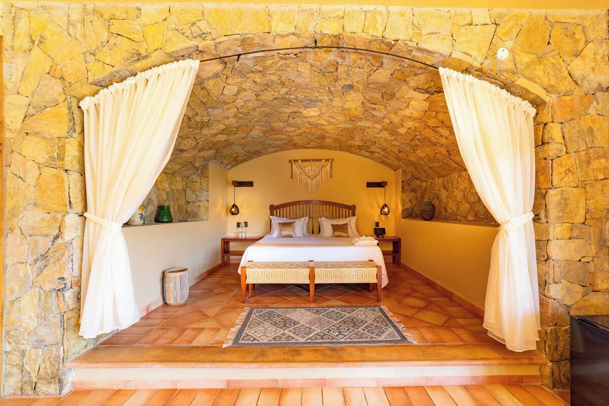 Honey Moon Suite With Private Pool | Seprai premium, minibar, brankas, dan kedap suara