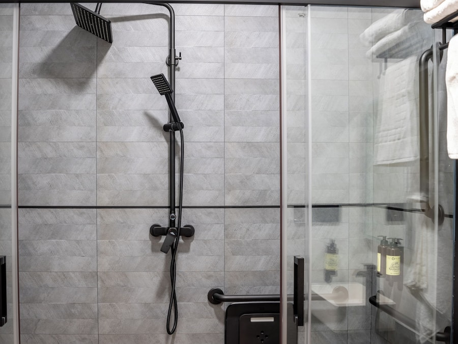 Estudio exclusivo | Baño | Ducha, secador de pelo y toallas