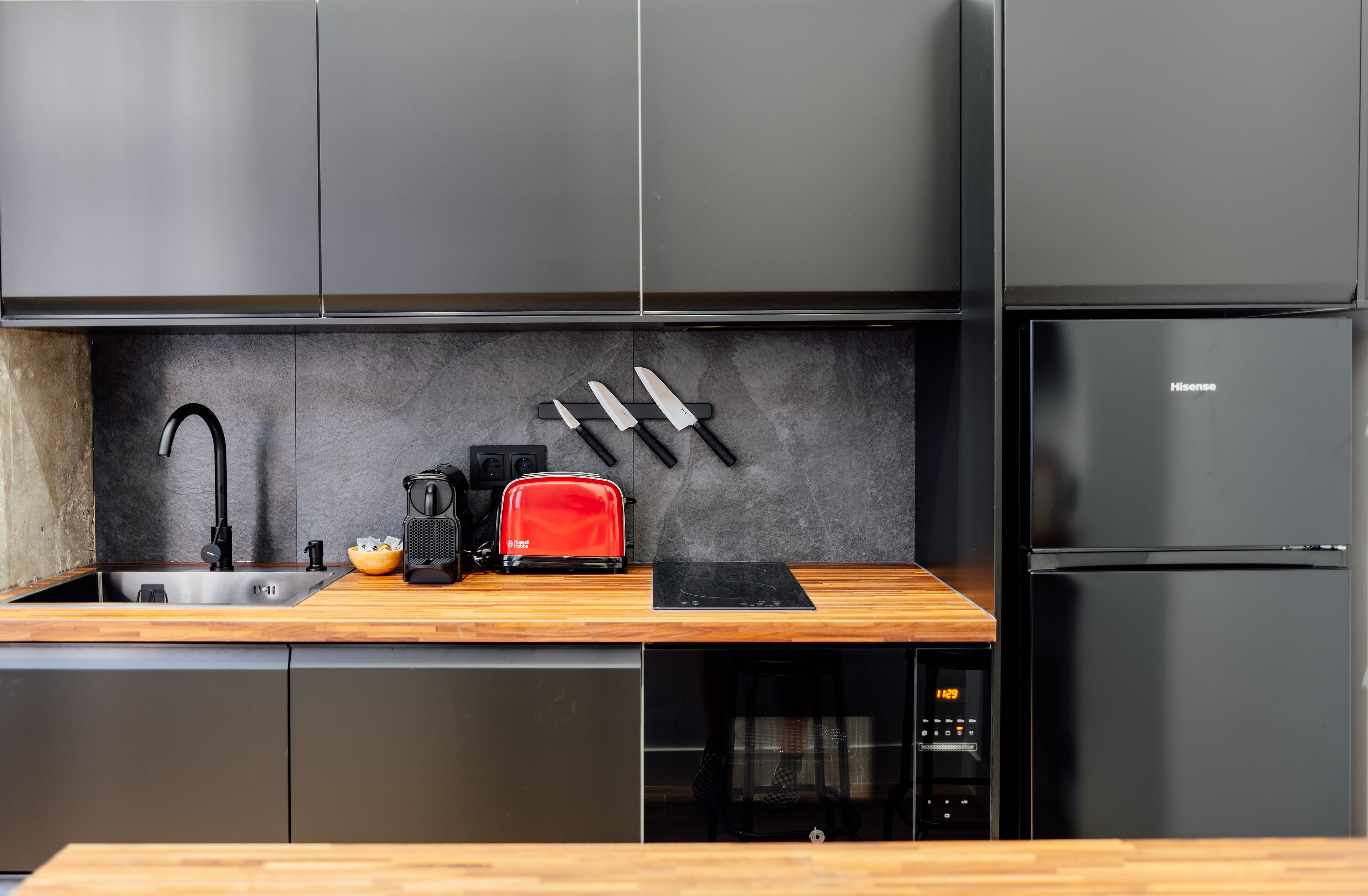 Studio – exclusive | Eget kjøkken | Kjøleskap, mikrobølgeovn, oppvaskmaskin og brødrister