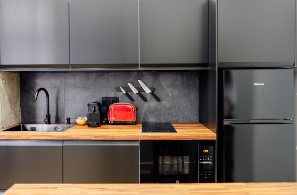 Exclusive-Studio | Eigene Küche | Großer Kühlschrank, Mikrowelle, Geschirrspüler, Toaster