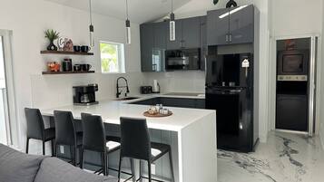 Réfrigérateur, micro-ondes, plaque de cuisson, cafetiÚre/bouilloire