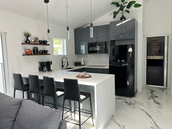 Refrigerador, microondas, parrilla de estufa y cafetera y tetera