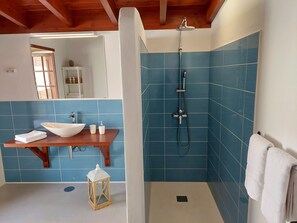 Kostenlose Toilettenartikel, Haartrockner, Handtücher, Seife