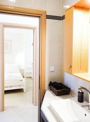 Dusj, hårføner, håndklær og såpe