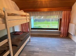 4 bedrooms, in-room safe, desk, iron/ironing board