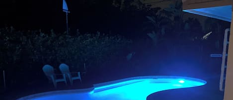 Utomhuspool och uppvärmd pool