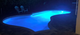 4 bedroom pool home close to Gulf of Mexico white sand beaches