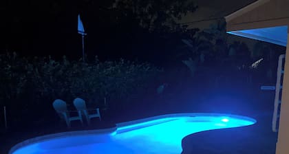 4 bedroom pool home close to Gulf of Mexico white sand beaches