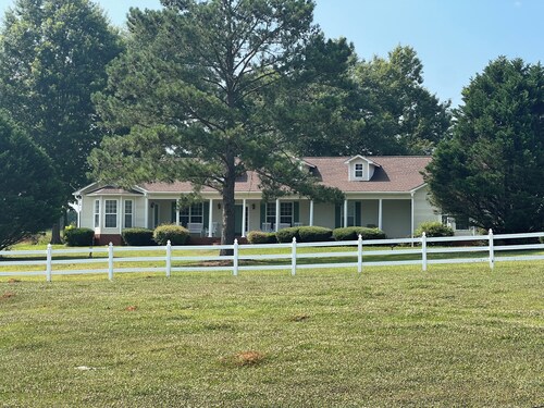 Beautiful family-sized retreat near Troy University. Large Porch & Cozy Patio!