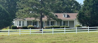 Beautiful family-sized retreat near Troy University. Large Porch & Cozy Patio!