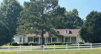 Beautiful family-sized retreat near Troy University. Large Porch & Cozy Patio!