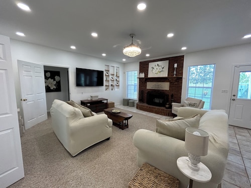 Beautiful family-sized retreat near Troy University. Large Porch & Cozy Patio!