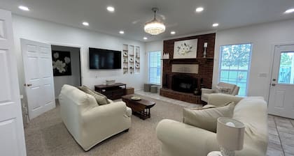 Beautiful family-sized retreat near Troy University. Large Porch & Cozy Patio!