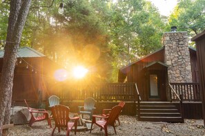 Terrace/patio - Close to State Park Secluded & Private Fenced Yard For Dogs w/ Hot Tub (Broken Bow)