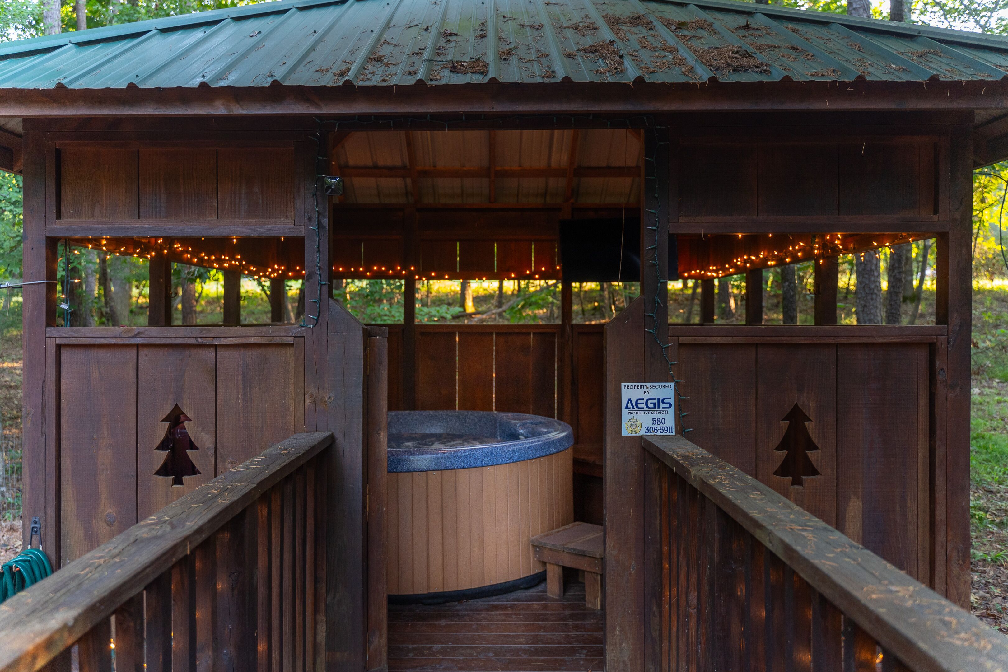 Outdoor spa tub