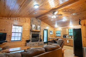 Smart TV, fireplace - Close to State Park Secluded & Private Fenced Yard For Dogs w/ Hot Tub (Broken Bow)