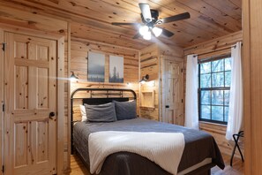 2 bedrooms, iron/ironing board, free WiFi, bed sheets - Close to State Park Secluded & Private Fenced Yard For Dogs w/ Hot Tub (Broken Bow)