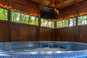 Interior - Close to State Park Secluded & Private Fenced Yard For Dogs w/ Hot Tub (Broken Bow)