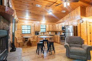 Interior - Close to State Park Secluded & Private Fenced Yard For Dogs w/ Hot Tub (Broken Bow)