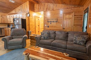 Smart TV, fireplace - Close to State Park Secluded & Private Fenced Yard For Dogs w/ Hot Tub (Broken Bow)