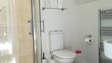 Dusche, Haartrockner, Handtücher, Seife