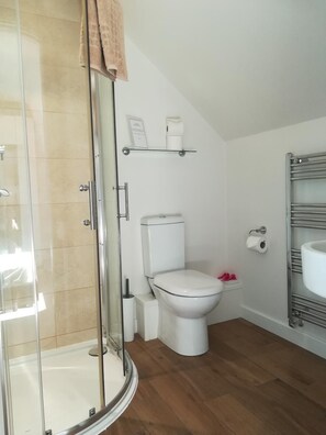 Een douche, een haardroger, handdoeken, zeep