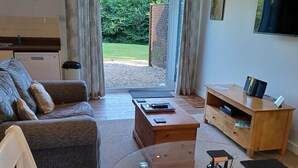 Ein modernes Wohnzimmer mit Sofa, Couchtisch und Fernsehschrank.