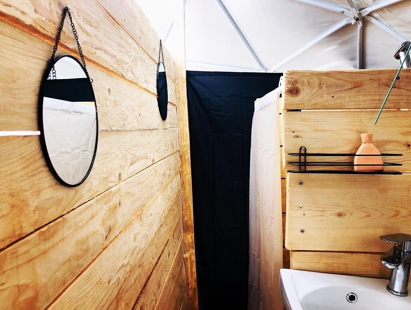 Doccia, asciugamani, sapone, carta igienica