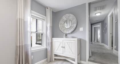 Two Bedroom 2nd Floor Apartment 20 miles from NYC