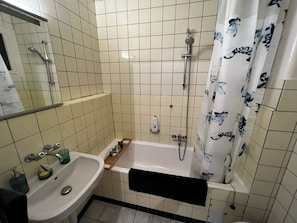 Sèche-cheveux, serviettes fournies, savon, shampoing