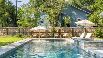 Een buitenzwembad, een verwarmd zwembad