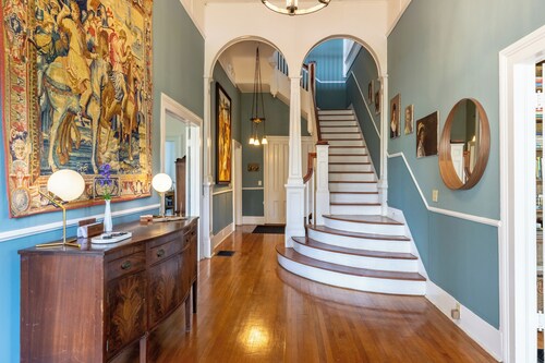 Luxurious Family Escape with Small Town Charm