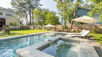 Een buitenzwembad, een verwarmd zwembad