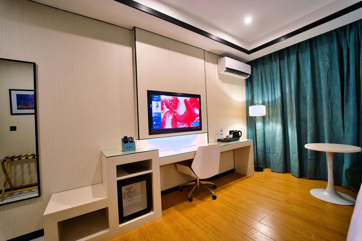 Suite superior | 1 habitación, ropa de cama de alta calidad y escritorio