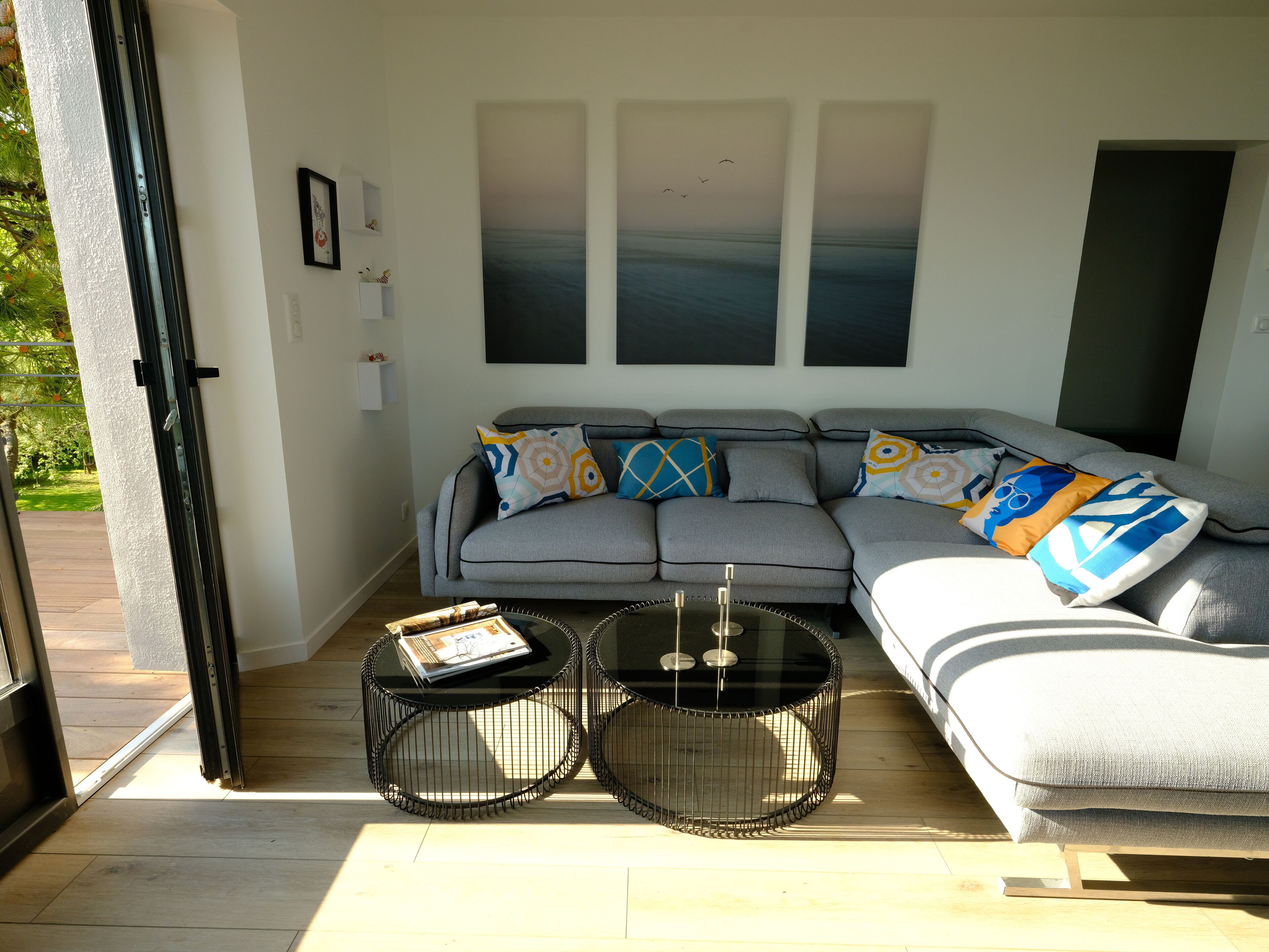 TV connectée, table de tennis de table, livres, chaîne hi-fi