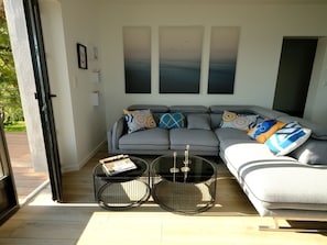 Smart TV, table tennis, books, stereo