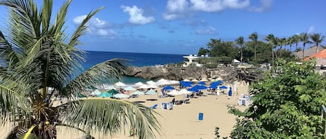 Na praia, espreguiçadeiras, toalhas de praia