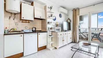 Een koelkast, een magnetron, een koffiezetapparaat/waterkoker