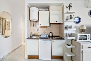 Fridge, microwave, coffee/tea maker, electric kettle