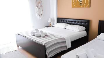 Panoramic Triple Room | Desk, soundproofing, iron/ironing board, free WiFi